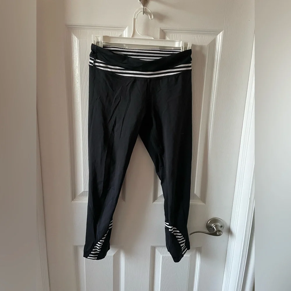 Lululemon Capri Legging Black Striped design size 4 small S